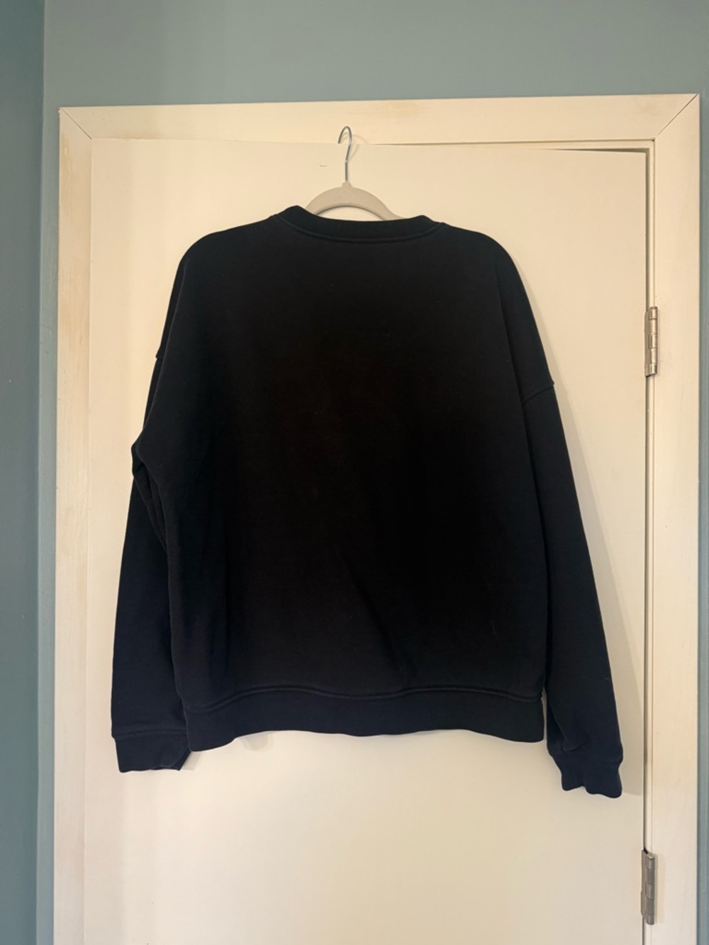 ALO Yoga Black Crewneck Sweatshirt with Embossed Logo - Picture 3 of 3